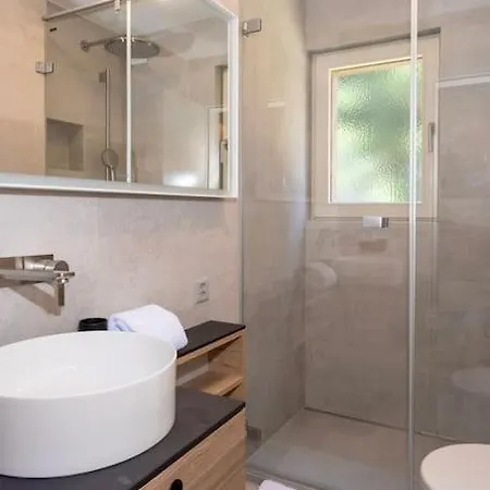 Appartement 2 Bedroom Apartment, Central Location *
