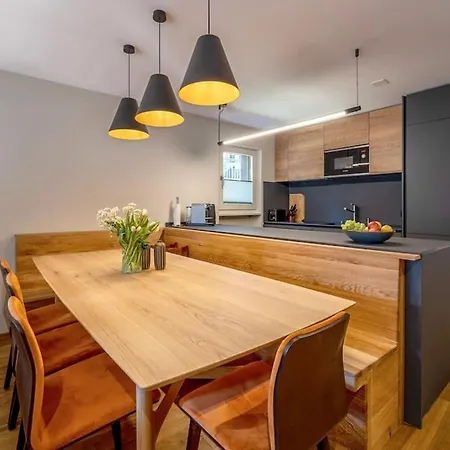 2 Bedroom Apartment, Central Location Ζερμάτ